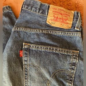 Levi’s 569 31x32 medium-dark wash, loose straight jeans